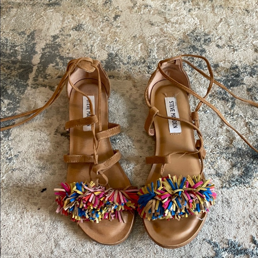 Lightly worn Steve Madden tie up sandals. Size 6.5